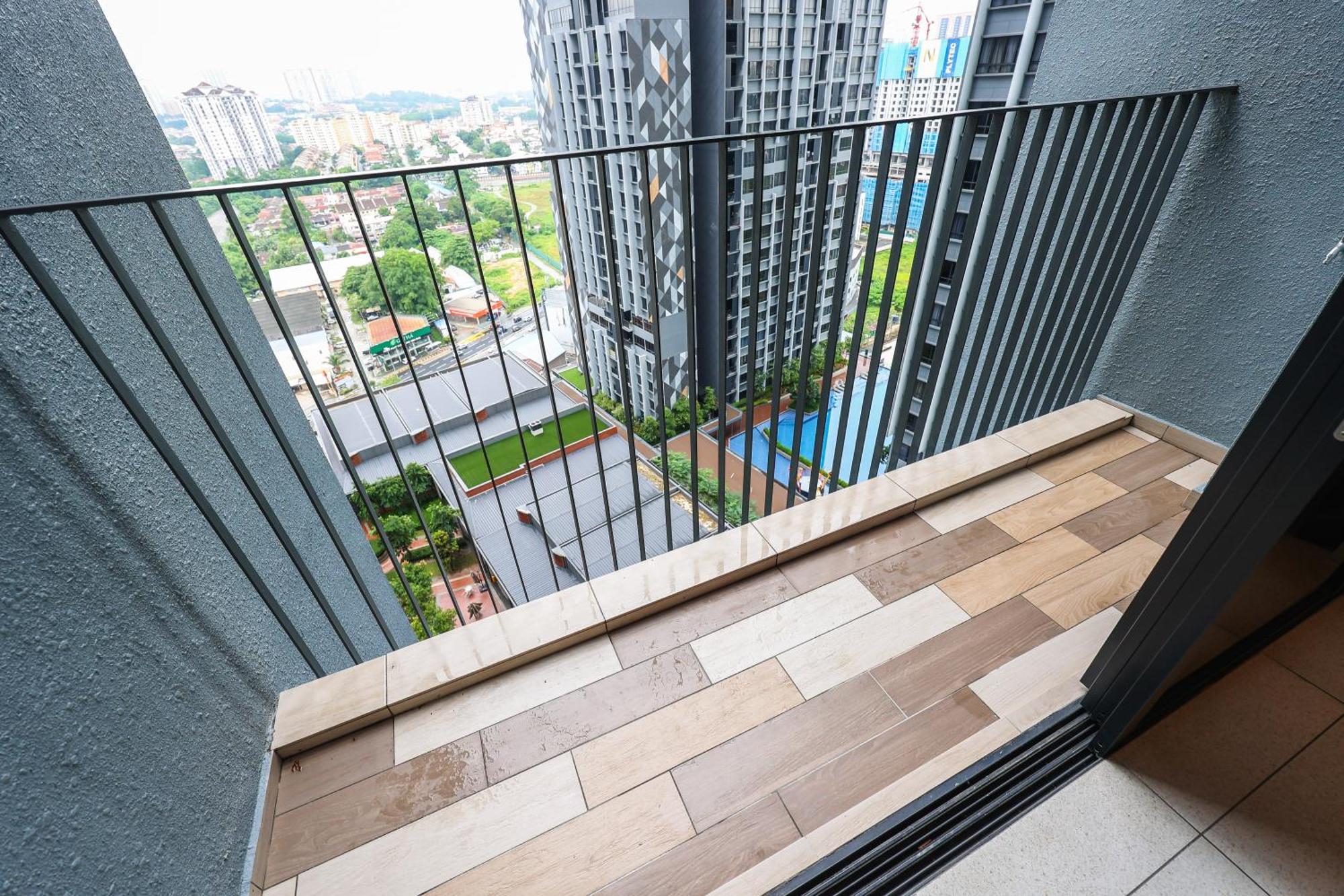 Millerz Square By Mykey Lägenhet Kuala Lumpur Exteriör bild A balcony in a condominium