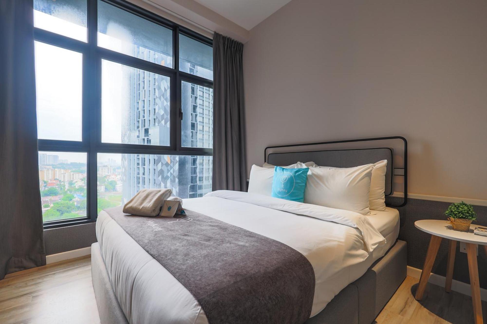 Millerz Square By Mykey Lägenhet Kuala Lumpur Exteriör bild A bedroom at a serviced apartment in Kuala Lumpur, Malaysia.