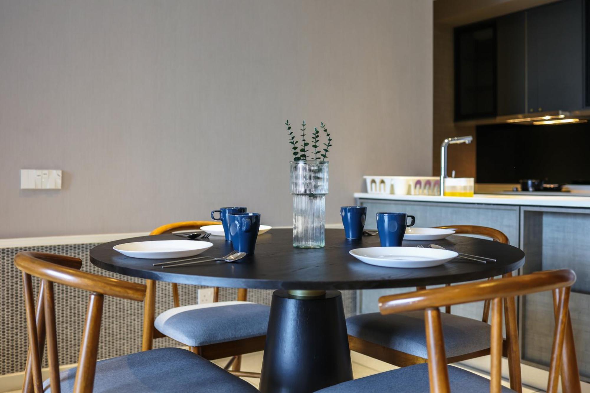 Millerz Square By Mykey Lägenhet Kuala Lumpur Exteriör bild A dining table with four chairs