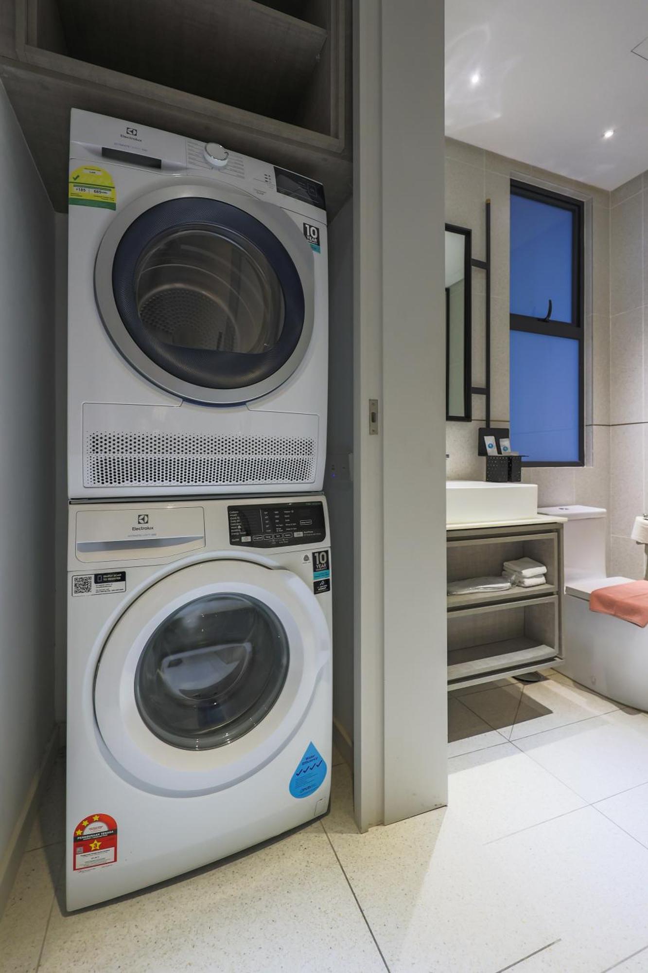 Millerz Square By Mykey Lägenhet Kuala Lumpur Exteriör bild A stacked washer and dryer